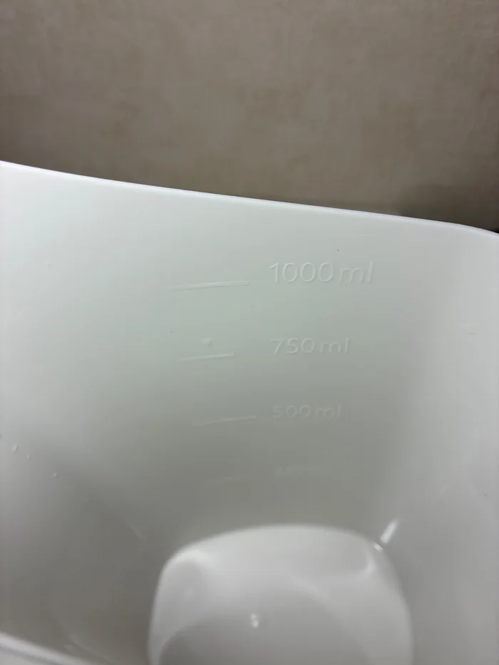 目盛り付き水差しの内側に型押しされた250ml・500ml・750ml・1000mlの目盛り