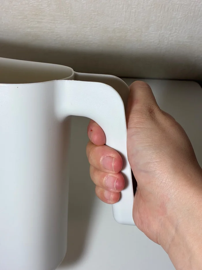 ダイソーの目盛り付き水差しの持ち手を握ったところ