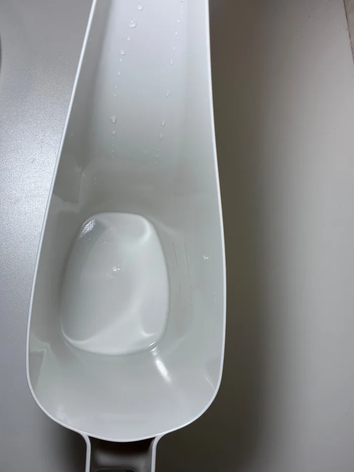 ダイソーの目盛り付き水差しを上から見た内側