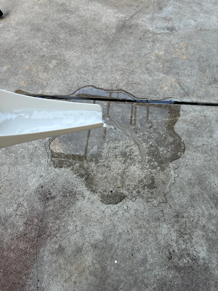 ダイソーの目盛り付き水差しから水を注いでいるところ