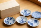 有田焼の白磁に藍色の染付が施された豆皿数枚と特製木箱