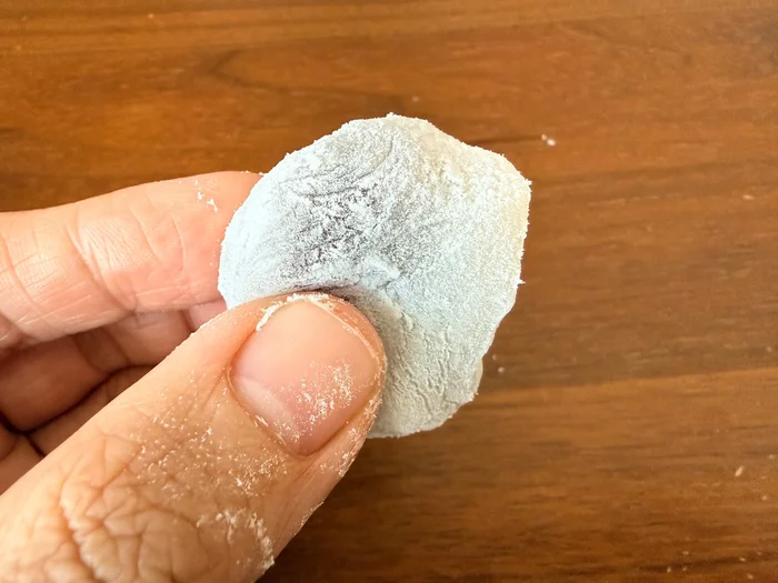 ひとくちこしあん大福を指でつまんだ様子