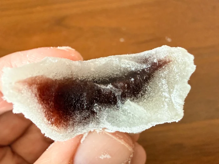 ひとくちこしあん大福の断面。白い生地の中にこしあんが入っている