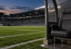 夕暮れのサッカースタジアムのピッチ脇にある空いた監督用ベンチシート