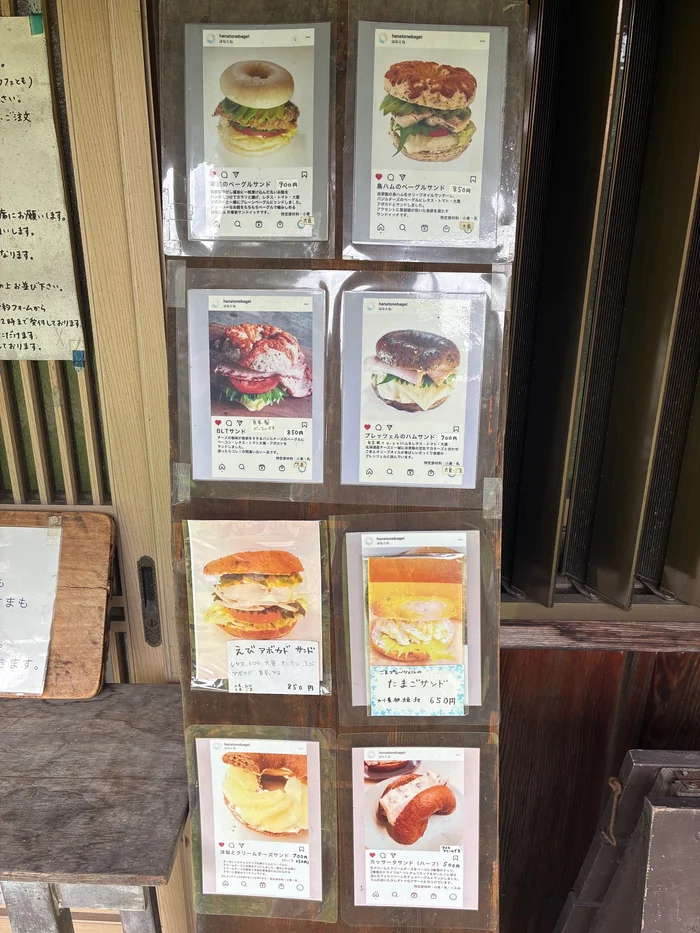 画像 はなとねの店先に掲示されたベーグルサンドのメニュー