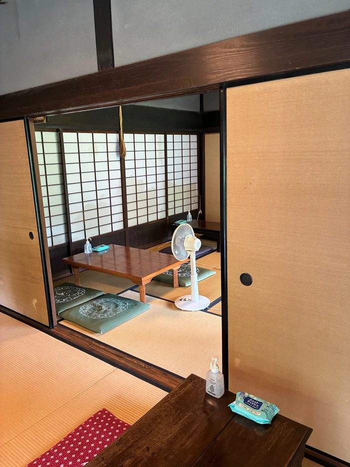 画像 はなとねの畳敷きの座敷席と低いテーブル