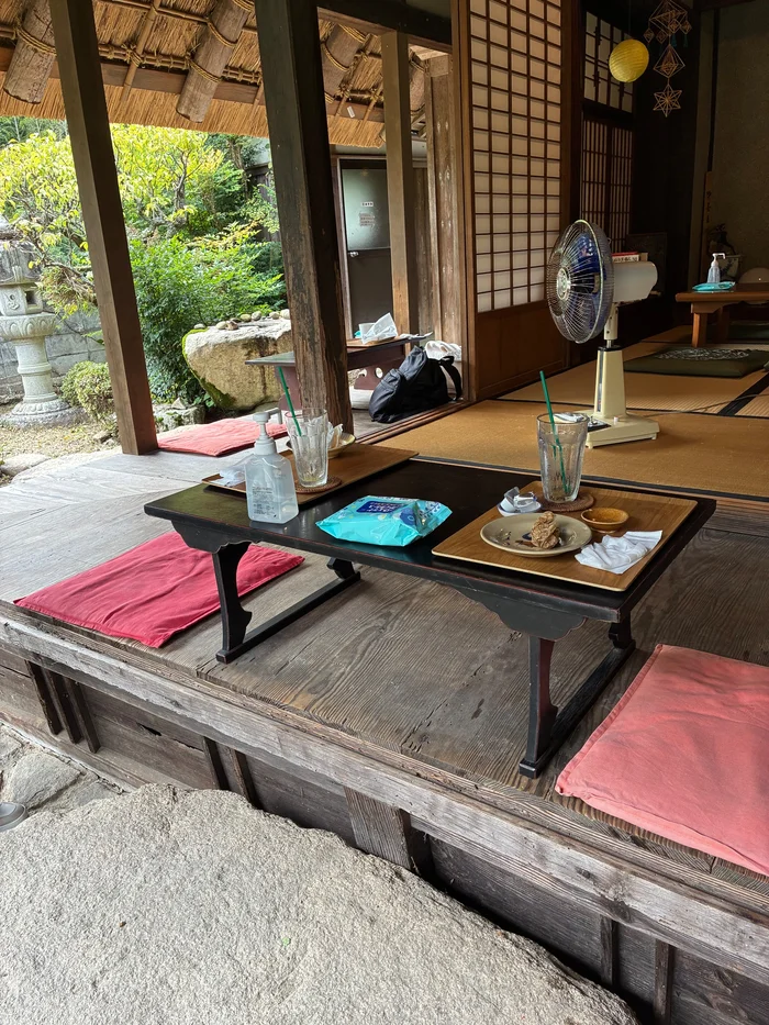 画像 はなとねの縁側に設けられた座卓と座布団の席