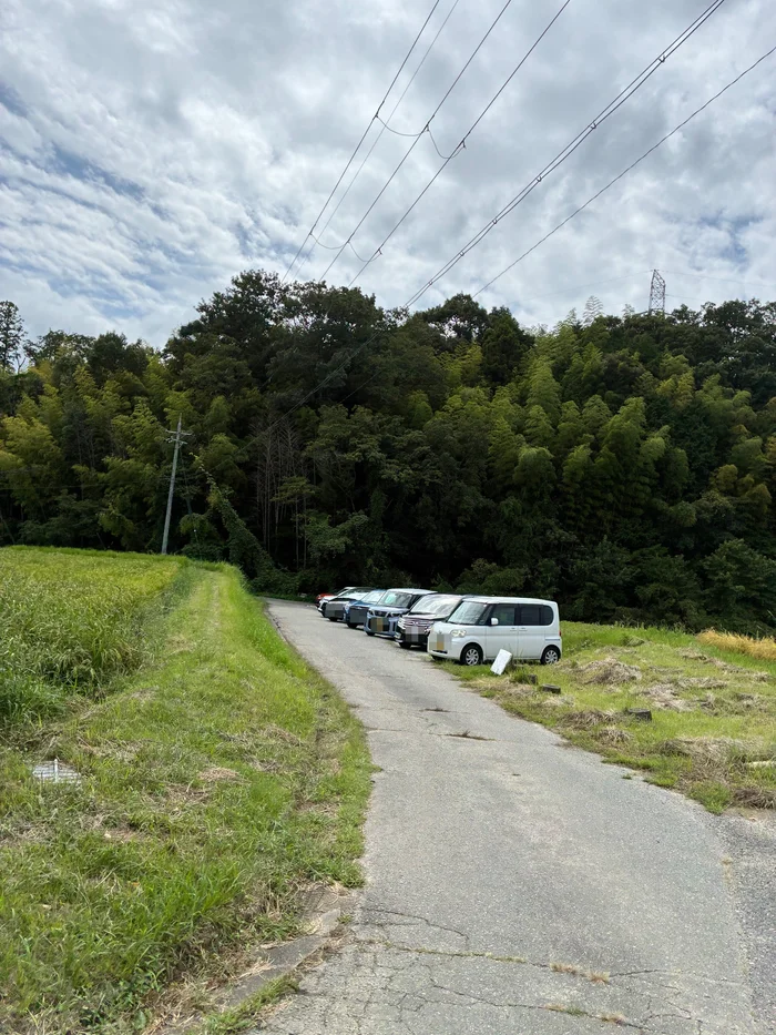 画像 はなとねへ続く細い道と、路肩に停められた車