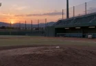 夕暮れのプロ野球二軍球場の無人のマウンド