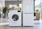 明るい家電ショールームに並ぶ洗濯機と冷蔵庫