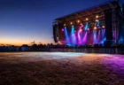 夜の野外音楽フェスのステージ照明のイメージ