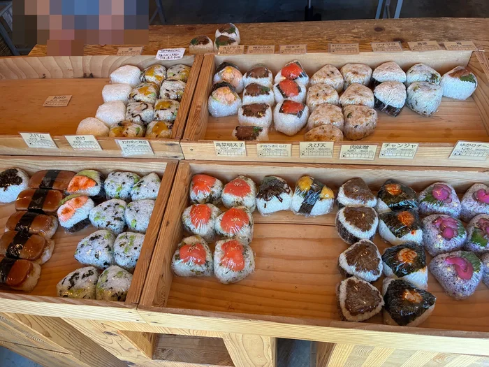 画像 木箱に種類ごとに並んだ穂の蔵のおにぎりと値札