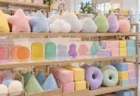 雑貨店の棚に並ぶぬいぐるみと景品の箱