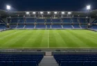 ナイター照明に照らされた無人のサッカースタジアムのピッチ