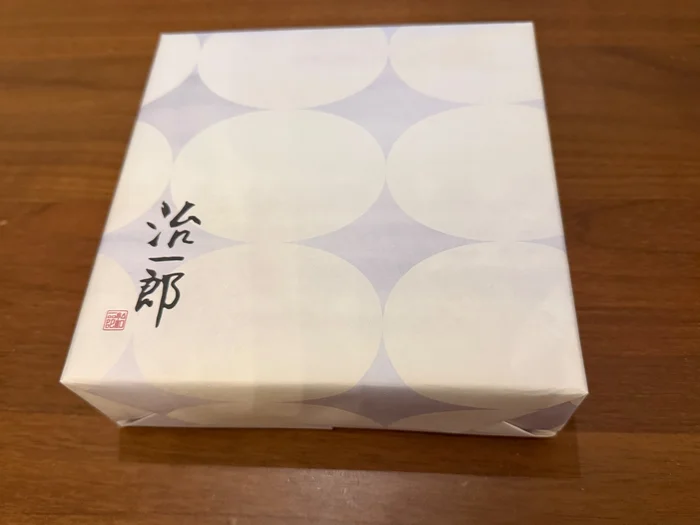 治一郎のロゴが入った丸柄の包装紙に包まれた箱