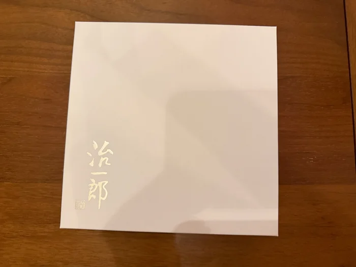 金色で治一郎のロゴが入った白い化粧箱