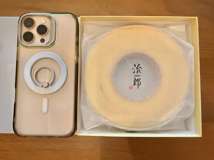 iPhone 16 Pro Maxと並べた箱入りのバウムクーヘン