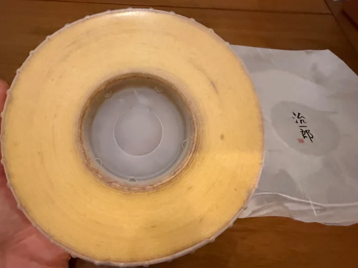 フィルム包装のまま真上から見たバウムクーヘン