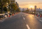 朝の光が差す市街地の道路に置かれた競歩のコーンと給水テーブル