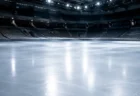 照明が反射するフィギュアスケートリンクの氷面