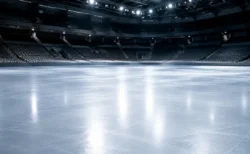 照明が反射するフィギュアスケートリンクの氷面