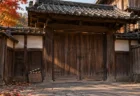 秋の午後の光が差す木造の撮影所の入口と閉じた引き戸