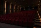 サラウンドスピーカーが並ぶ無人の映画館シアターの客席