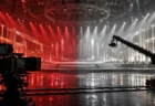 赤と白の照明に分かれた無人の音楽番組ステージとテレビカメラ