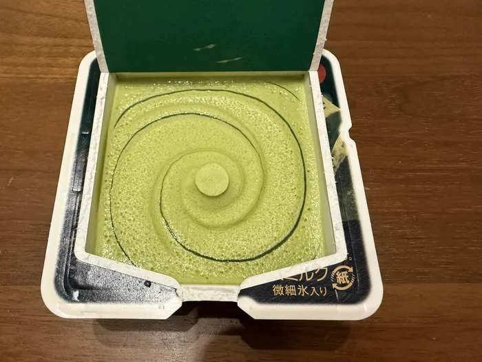 画像 ふたを開けた爽 贅沢濃味抹茶を真上から見たところ