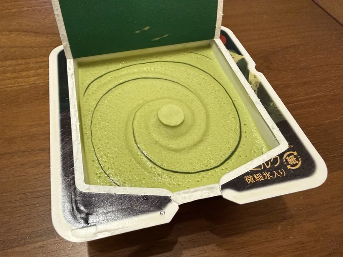 画像 ふたを開けた爽 贅沢濃味抹茶を斜めから見たところ
