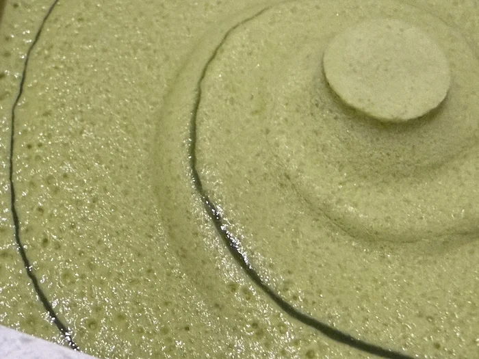 画像 抹茶アイスの表面にかかった抹茶ソースの渦を近くから見たところ