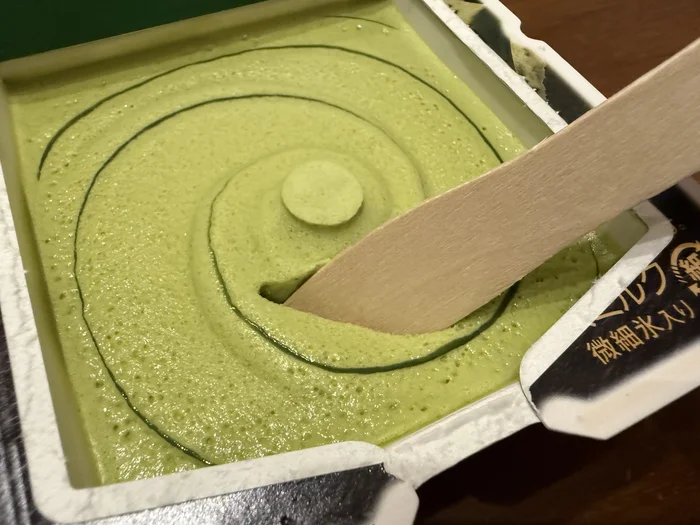 画像 木のスプーンを爽 贅沢濃味抹茶に差し込んだところ
