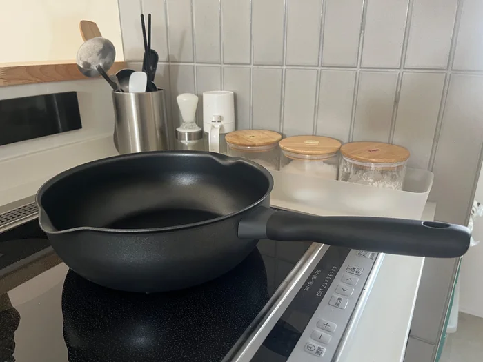 画像 IHコンロに置いたマイヤー マルチディープパン24cm