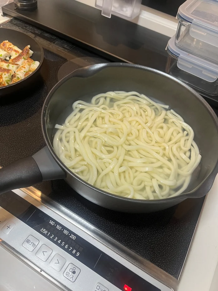 画像 マイヤー マルチディープパン24cmでうどんを茹でているところ
