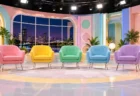 深夜のテレビスタジオに並ぶ5脚のカラフルな椅子