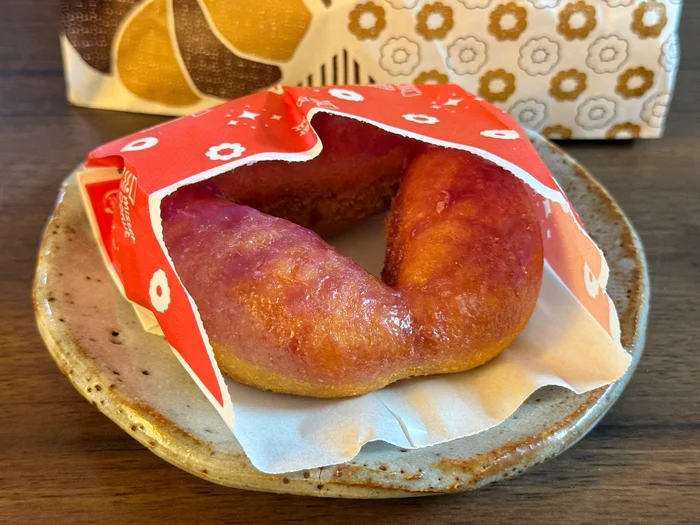 画像 赤い包み紙に入ったさつまいもド 石焼き芋風を陶器のお皿にのせたところ