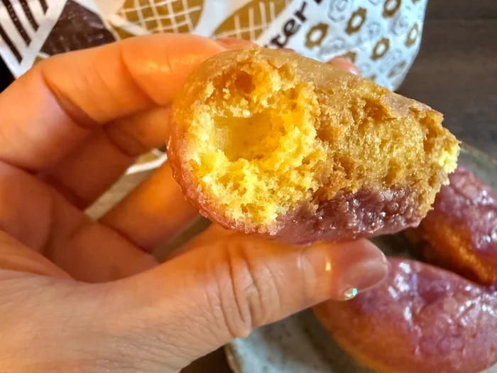 画像 手でちぎったさつまいもド 石焼き芋風の断面。外は紫、中は黄色い生地