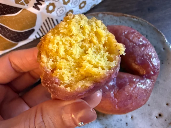 画像 さつまいもド 石焼き芋風の断面のアップ。黄色い生地のきめと気泡