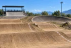 晴天のBMXレースのダートコースとスタートゲート
