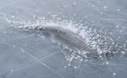 スケートリンクの氷面に残る4回転ジャンプ着氷のブレード跡