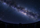 冬の星空が投影されたプラネタリウムのドーム内部