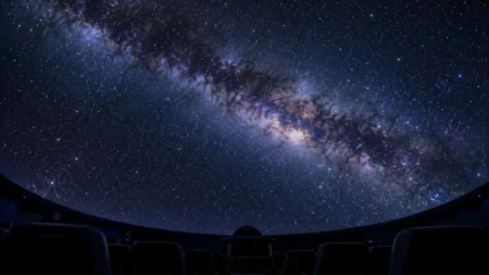 冬の星空が投影されたプラネタリウムのドーム内部