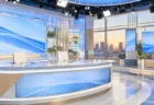 朝の報道番組の無人のテレビスタジオ
