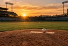 夕日に照らされた野球場のピッチャーマウンドと硬式ボール