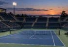 夕方のテニススタジアムのセンターコート
