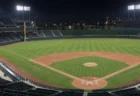 ナイター照明に照らされた天然芝の野球場を見下ろした夜景