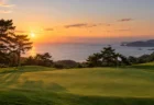 日本海を望む丘の上のゴルフ場のグリーン