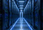 青い光に照らされたデータセンターのサーバーラック