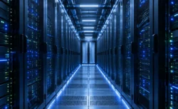 青い光に照らされたデータセンターのサーバーラック
