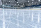誰もいないスケートリンクの氷面と刃の跡